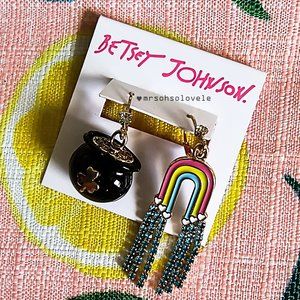 BETSEY JOHNSON St.Patrick's Day Lucky pot of gold and rainbow mismatched earring